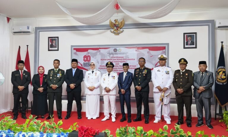 Acara Penyerahan Remisi umum dan remisi dasawarsa bagi narapidana di rutan kelas iIB pasangkayu