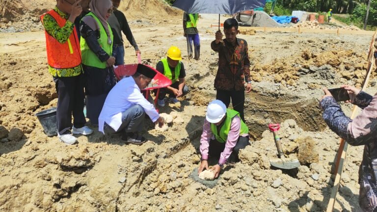 Peletakan batu pertama pembangunan perpustakaan dan laboratorium terpadu mTsN 1 Pasangkayu