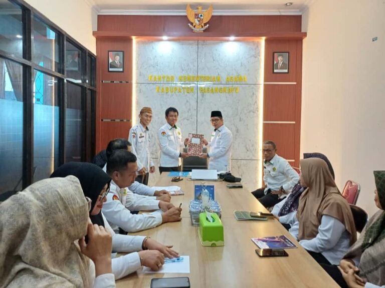 Penyesuaian Nomenklatur Jabatan, 28 ASN Kemenag Pasangkayu Resmi Terima SK