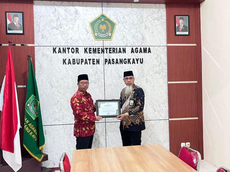 Kemenag Pasangkayu Terima Penghargaan dari BAZNAS Sulbar atas Partisipasi Aktif dalam Pengumpulan Zakat, Infak, dan Sedekah