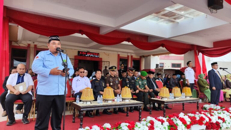 Kasubag TU Kemenag Pasangkayu Pimpin Doa pada Upacara Hari Kesehatan Nasional ke-61 Tahun 2025